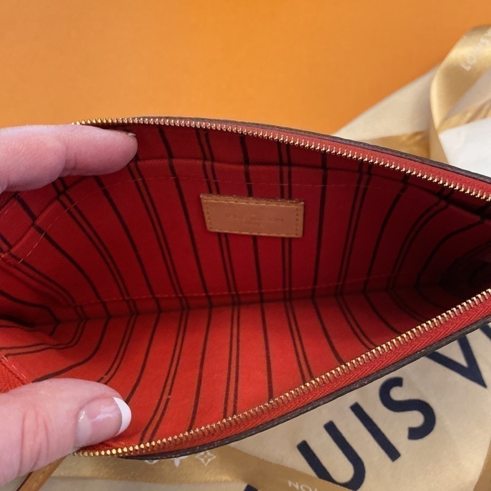 𝅺LOUIS Vuitton Pochette in Cherry. EXCELLENT CONDITION. - Picture 2 of 5